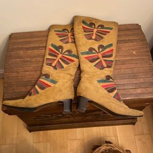 These boots are Flower Power! Vintage Man made materials SIZE 7 1/2